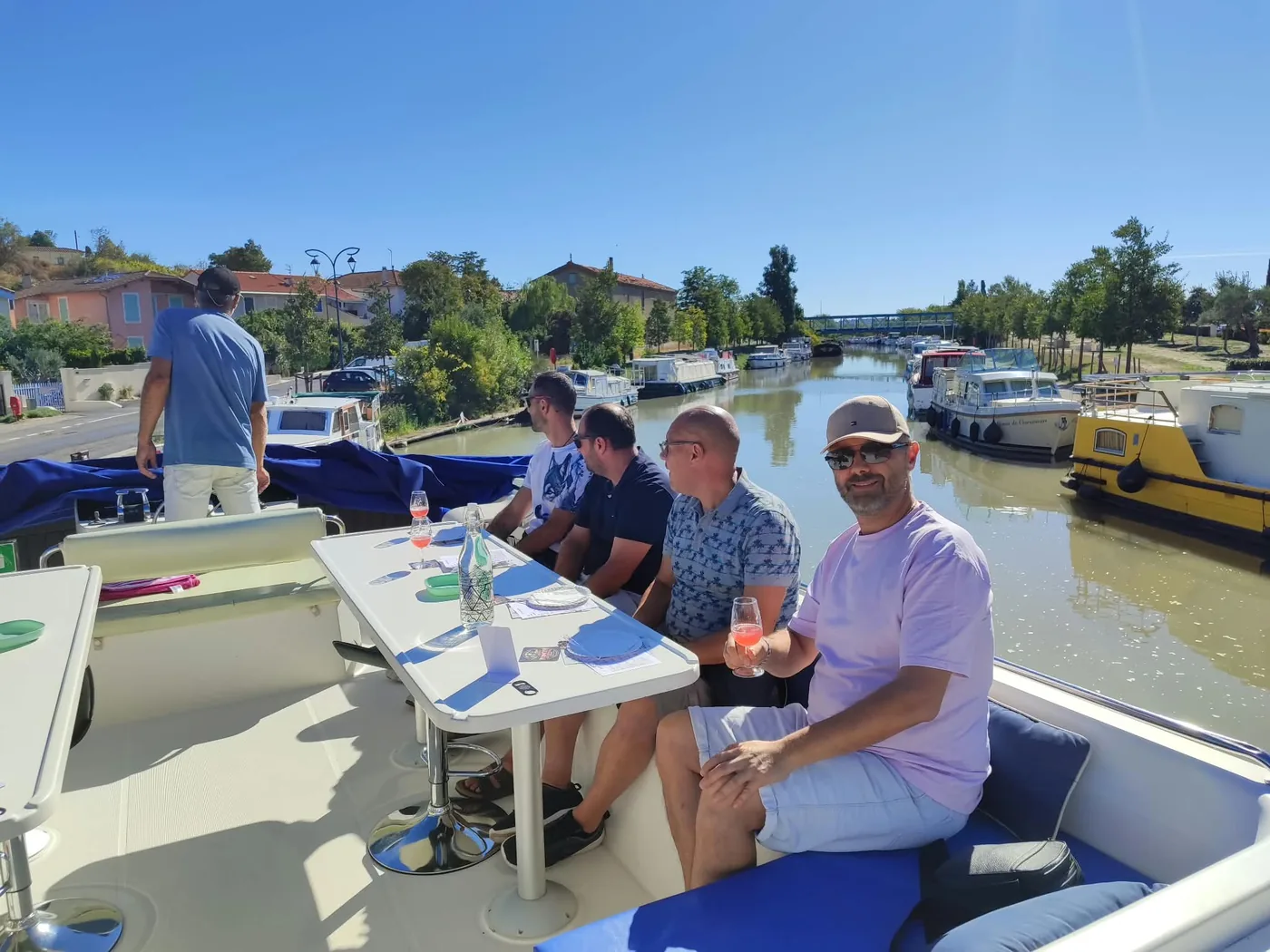 Participants souriants lors d'un atelier dégustation bières et mets au bord du Canal du Midi