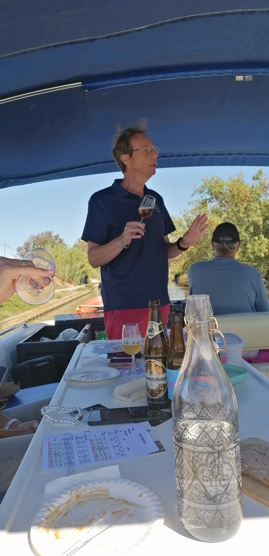Patrick Denis, zythologue, anime une dégustation bières et mets sur le pont d'une péniche du Canal du Midi