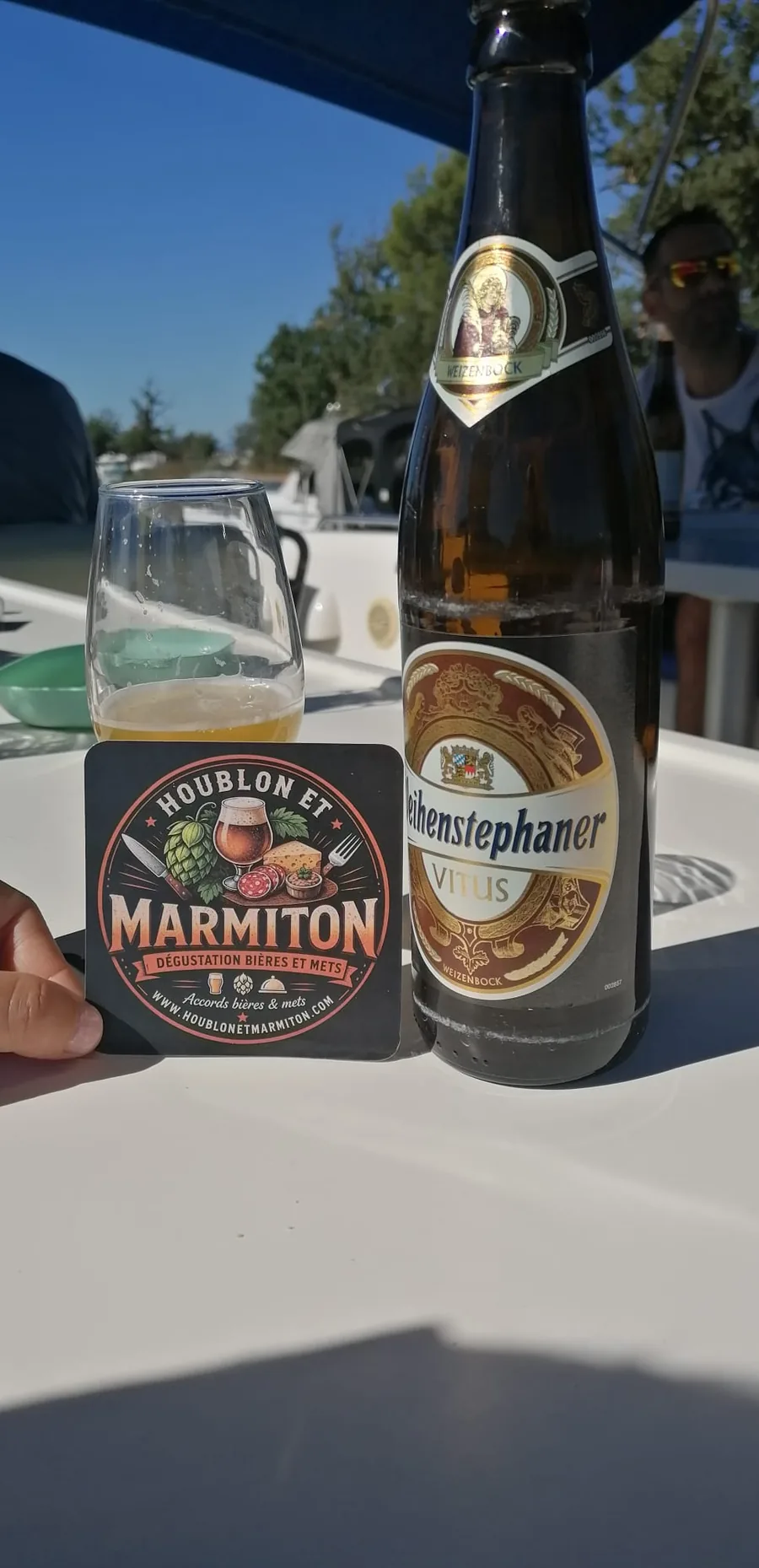 Bière servie lors d'un atelier Houblon et Marmiton, posée sur un sous-bock de la marque