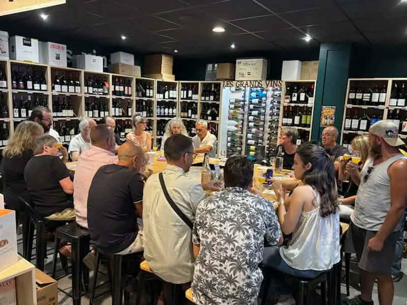 Groupe en pleine dégustation lors d'un atelier bières et mets Houblon et Marmiton chez V and B Lézignan