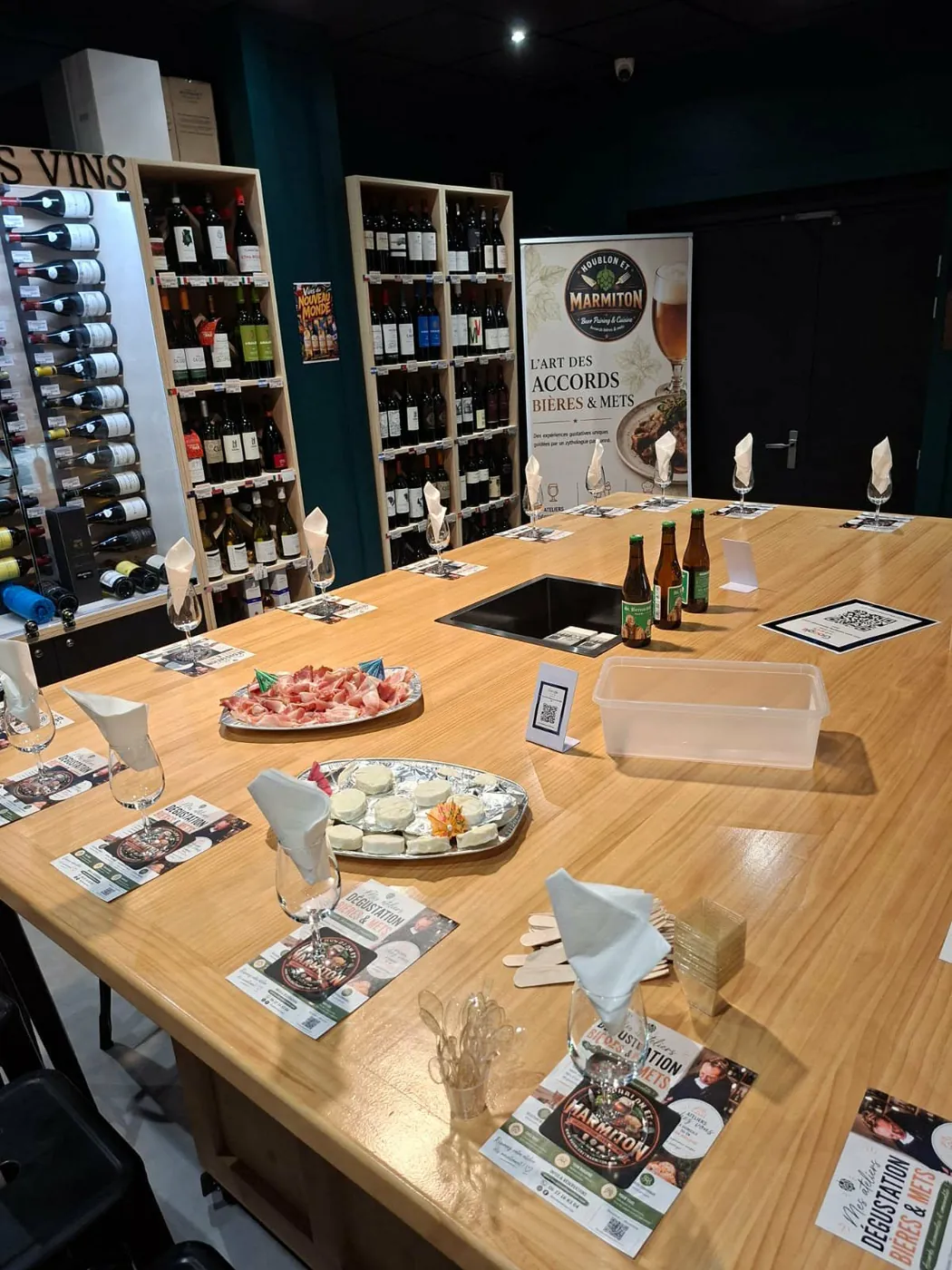 Table dressée avant un atelier Houblon et Marmiton, bières, charcuterie et fromages