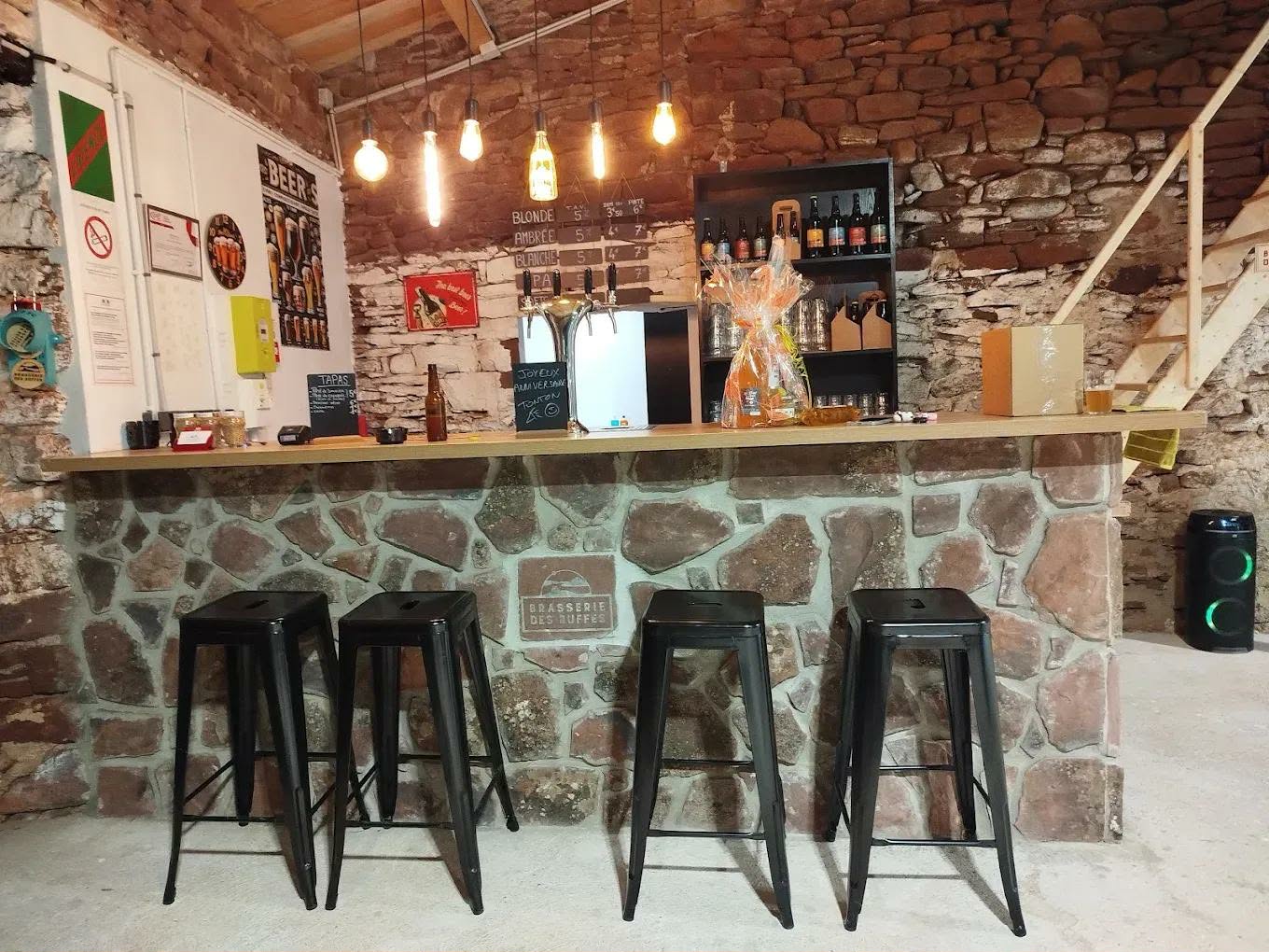 Le bar de la Brasserie des Ruffes — pierre apparente, robinets à bière, ambiance cave artisanale au Lac du Salagou