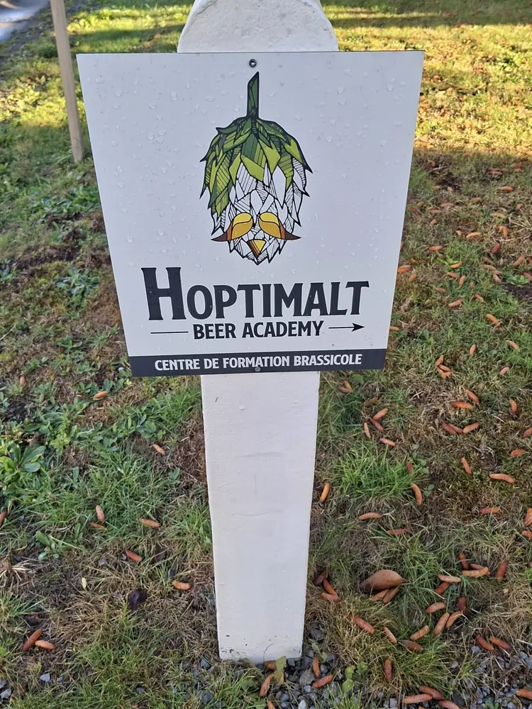 Panneau à l'entrée d'Hoptimalt Beer Academy, centre de formation brassicole