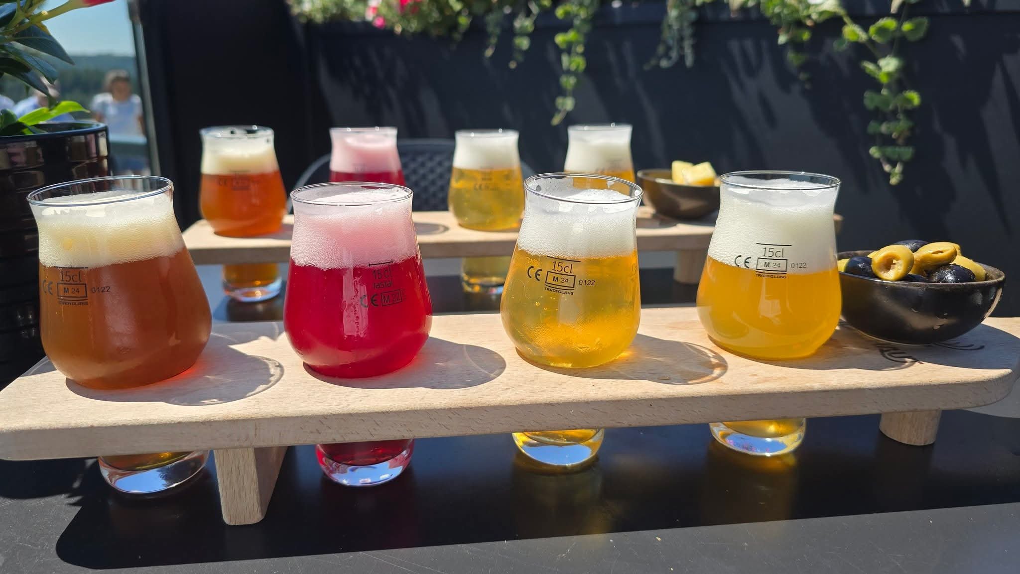 Planche de dégustation de bières artisanales colorées